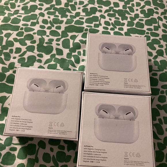 AirPods - Picture 3 of 6